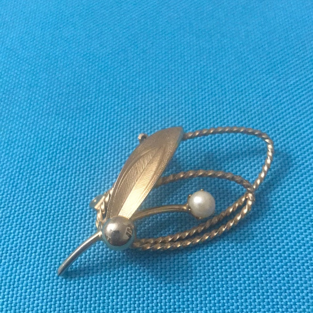 brooch gold tone faux pearl gold leaf texture vintage